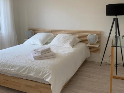 Chambre lumineuse avec lit double