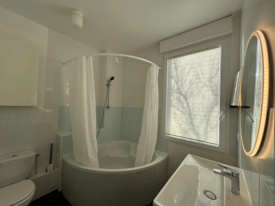 Salle de bain avec baignoire d'angle