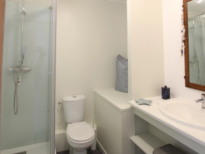 Salle de bain avec WC