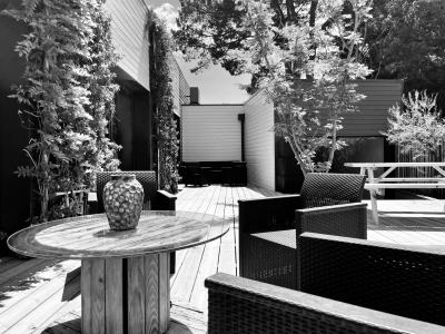 Petit salon sur terrasse en bois ensoleillée