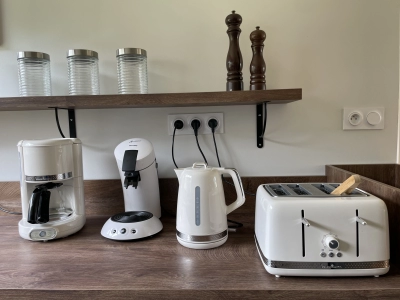 Cafetière, bouilloire et grille pain