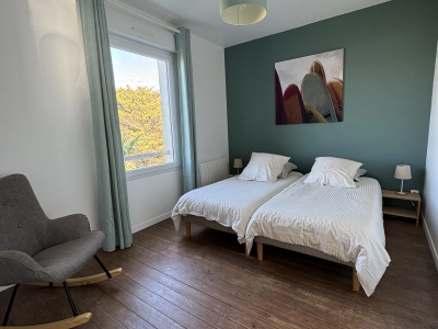 Chambre avec deux lits simples