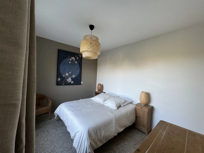 Chambre lit double lumineuse