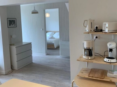 Hall d'entrée spacieux avec accès à la chambre, à la cuisine et au séjour