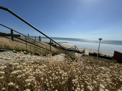 Rampe d'escalier pour accéder à la plage
