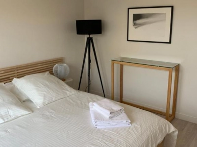 Chambre lumineuse avec lit double