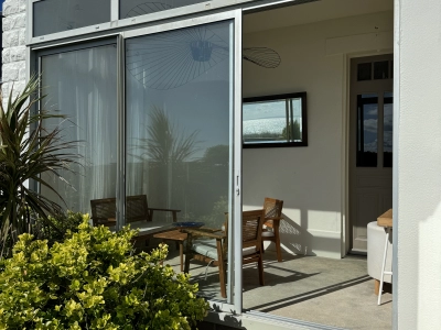 Vue extérieure du petit salon avec accès au jardin