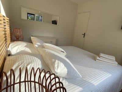 Chambre lumineuse avec lit double