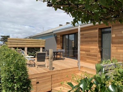 Terrasse en bois ensoleillée