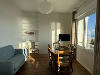 Petit salon avec canapé, TV et table à manger