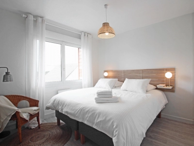 Chambre lumineuse avec lit double