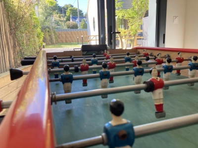 Salle de jeu avec baby-foot Bonzini
