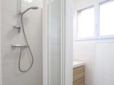 Salle d'eau lumineuse