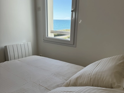 Chambre lit double avec vue sur la mer