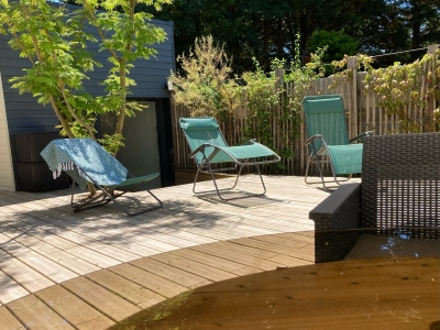 Terrasse en bois avec transat