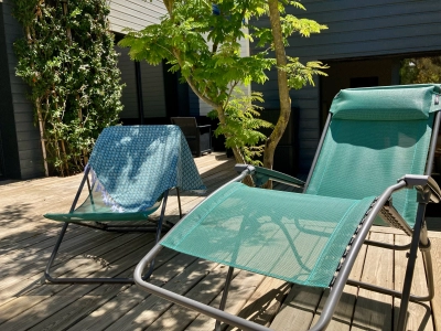 Terrasse en bois avec transat